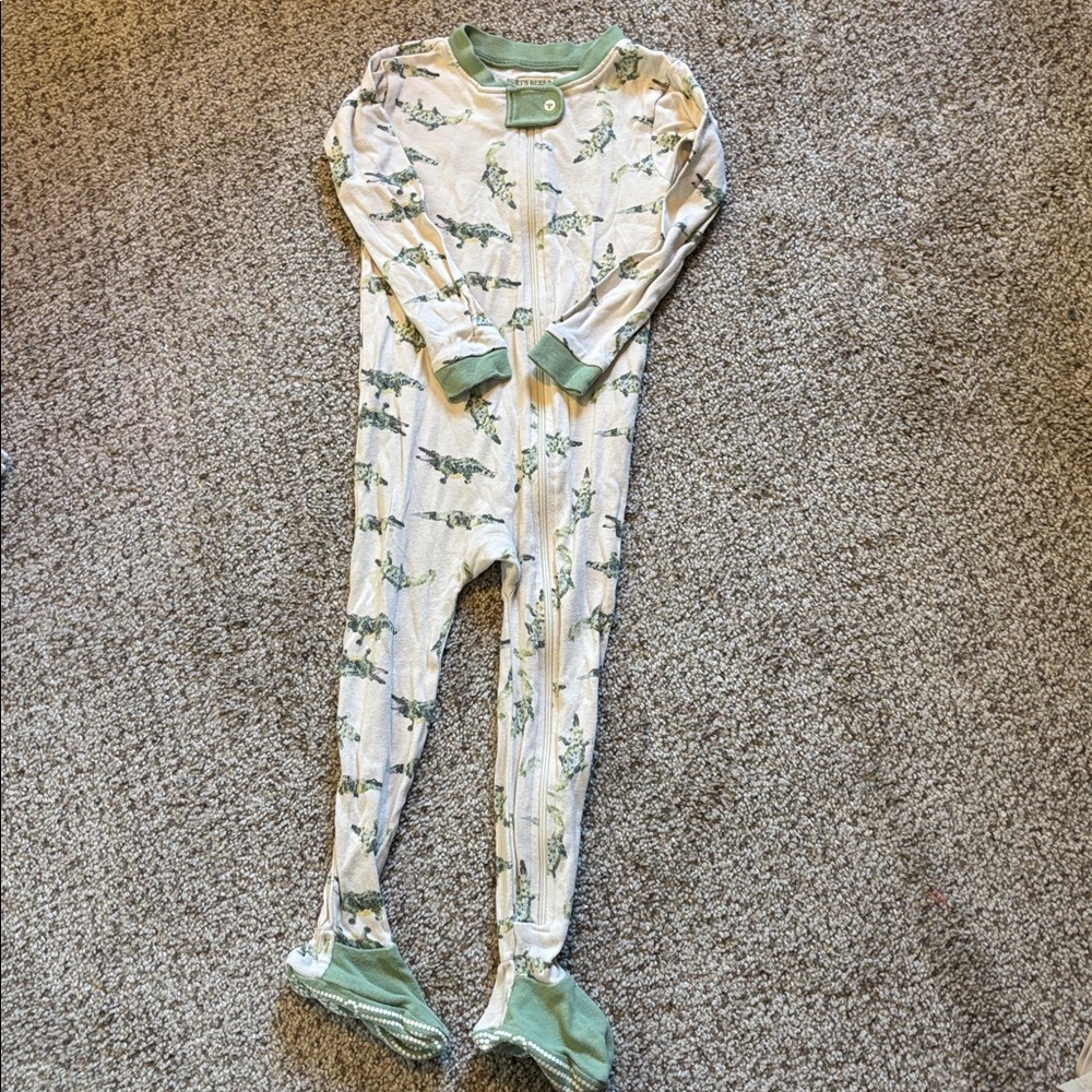 Burt’s Bees Baby One Piece Zip Up Sleeper Size 24 Months Cream Alligator Print